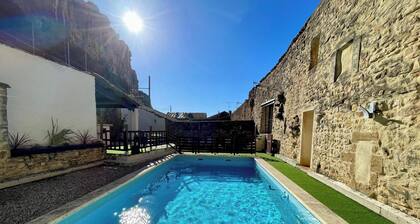 Apartment at the foot of the cliff with a private pool