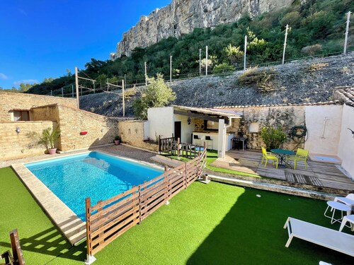 Apartment at the foot of the cliff with a private pool