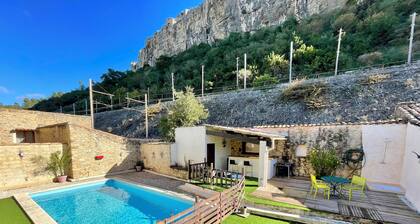 Apartment at the foot of the cliff with a private pool