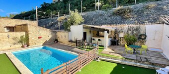 Apartment at the foot of the cliff with a private pool