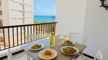 تناول الطعام بالخارج