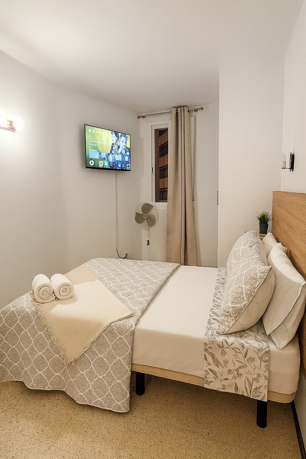 1 dormitorio, tabla de planchar con plancha, wifi y ropa de cama