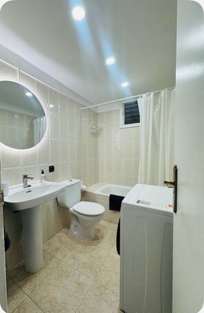 Secadora de cabello, toallas, jabón, papel de baño 