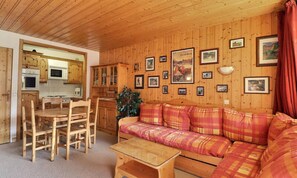 Living area - Nice View OF THE Slopes, Large South-facing Terrace (Les Allues)