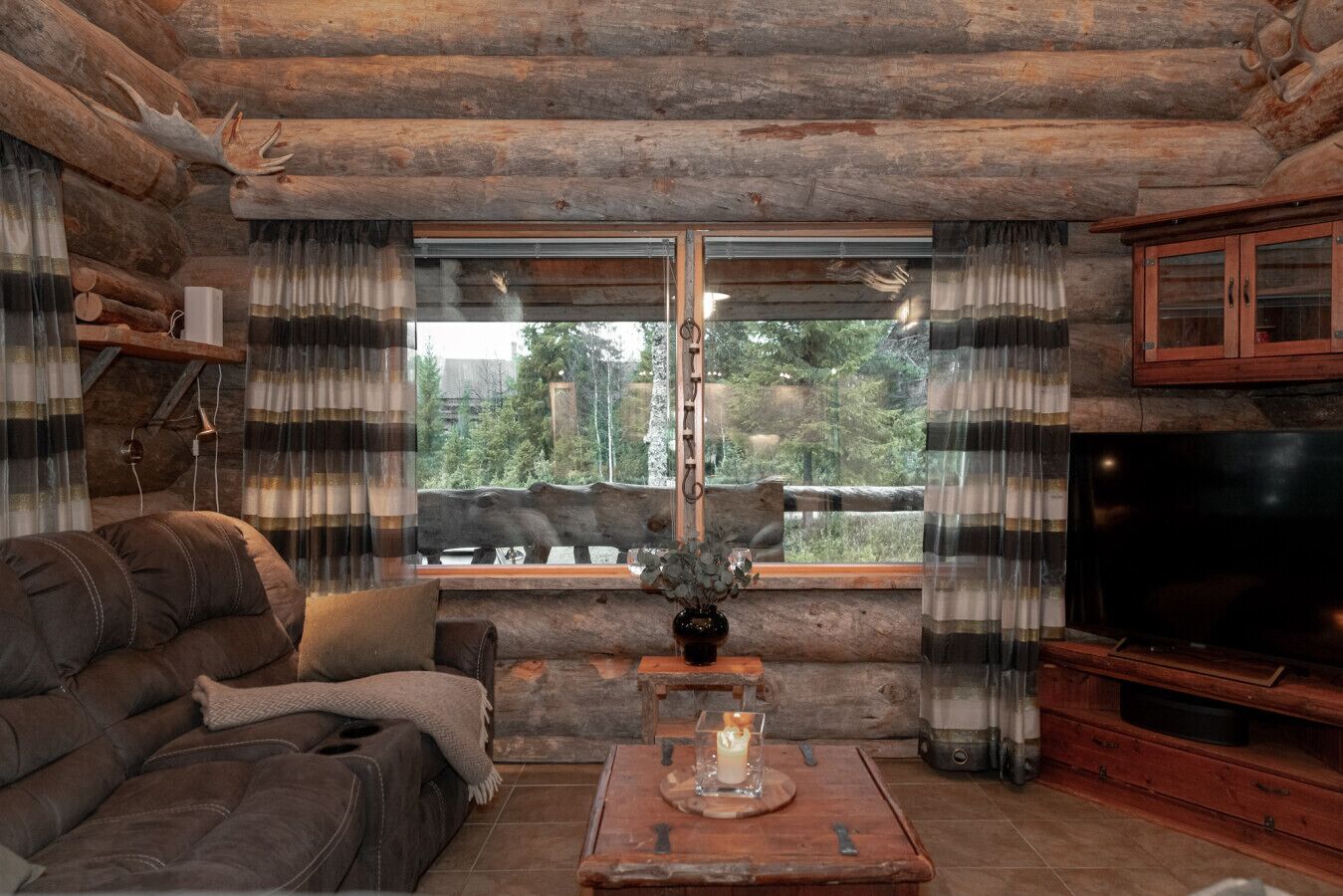 تلفزيون، مدفأة، ستيريو