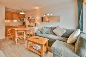 TV - Pistes du Soleil C3 - One Bedroom Apartment, Sleeps 4 (Le Grand Bornand)