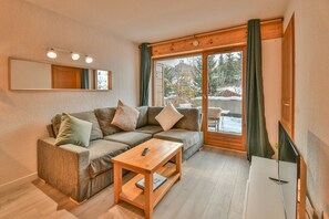 TV - Pistes du Soleil C3 - One Bedroom Apartment, Sleeps 4 (Le Grand Bornand)