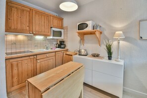 Fridge, microwave, oven, dishwasher - Pistes du Soleil C3 - One Bedroom Apartment, Sleeps 4 (Le Grand Bornand)