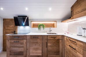 Kühlschrank, Mikrowelle, Ofen, Geschirrspüler