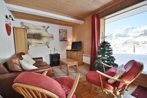 Televisio, takka, DVD-soitin, stereot