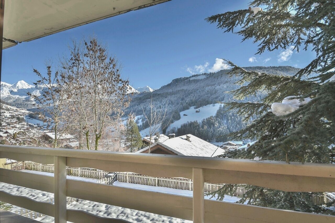Eine verschneite Berglandschaft mit einem Holzbalkon.