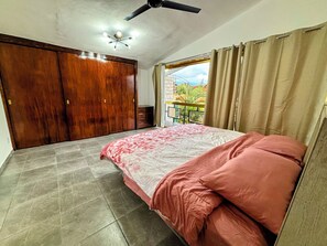 4 bedrooms, iron/ironing board, WiFi, bed sheets