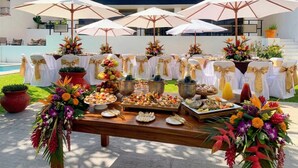 An outdoor buffet setup with tables, umbrellas, and floral decorations. - Private pool, garden, 4 bedrooms, parking FIFA2026 (pets welcome) (Cuernavaca)