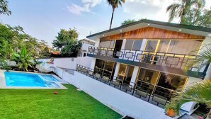 A modern two-story house with a swimming pool, a well-maintained lawn, and a balcony with outdoor furniture. - Private pool, garden, 4 bedrooms, parking FIFA2026 (pets welcome) (Cuernavaca)