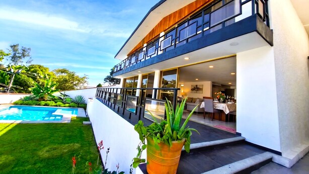 A modern two-story house with a pool, outdoor seating, and a well-maintained garden. - Private pool, garden, 4 bedrooms, parking FIFA2026 (pets welcome) (Cuernavaca)