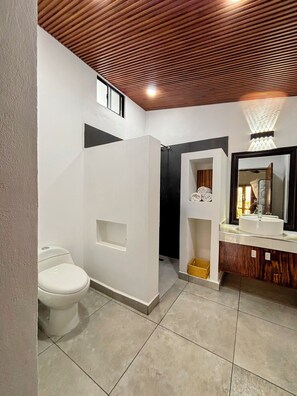 Sèche-cheveux, serviettes fournies, savon, papier toilette