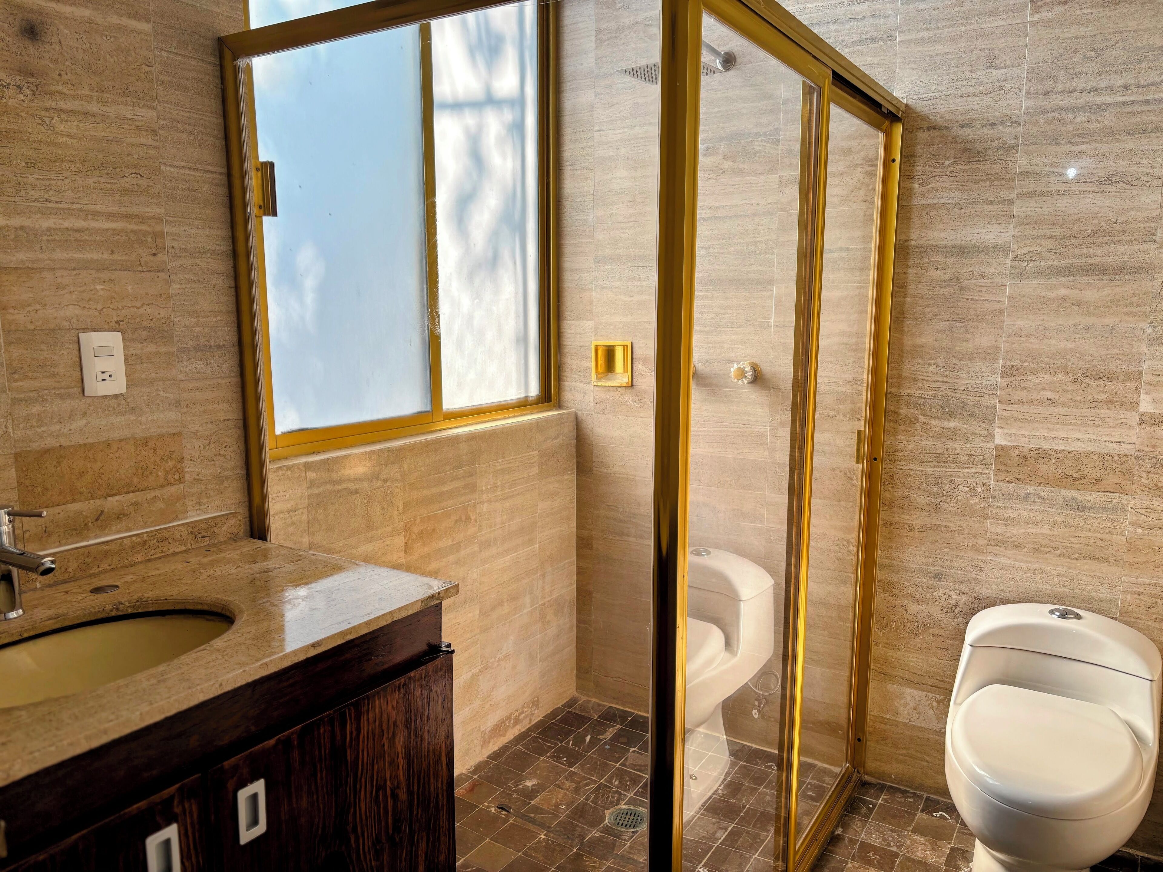 Haartrockner, Handtücher, Seife, Toilettenpapier