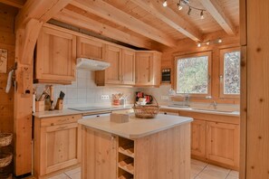 Jääkaappi, mikroaaltouuni, uuni, astianpesukone