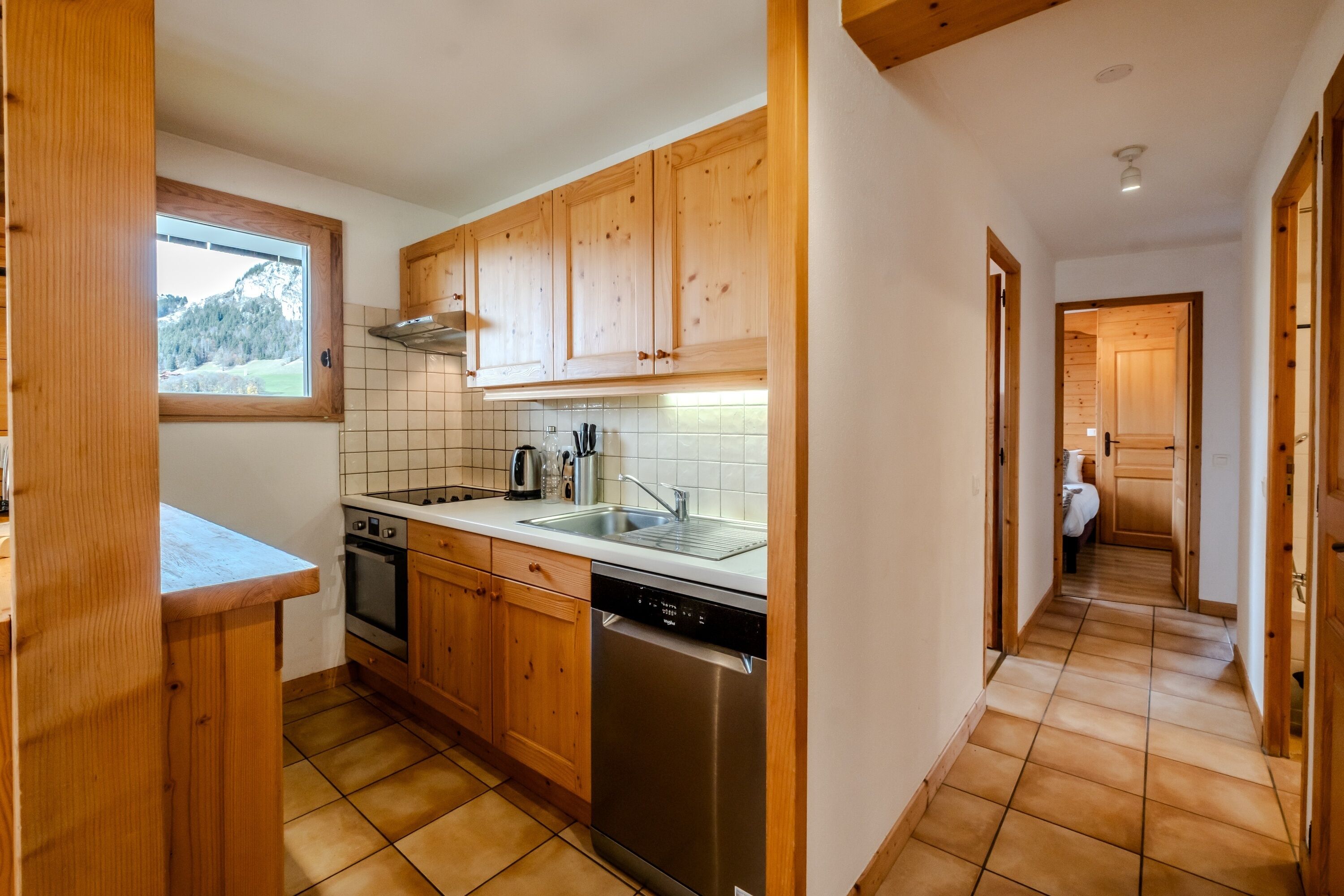 Een koelkast, een magnetron, een oven, een vaatwasser