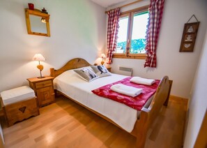 4 bedrooms, iron/ironing board, bed sheets