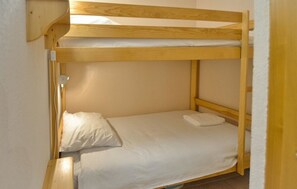 1 bedroom, bed sheets