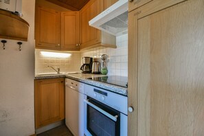 Fridge, oven, dishwasher, coffee/tea maker