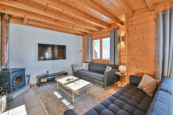 TV, fireplace, stereo