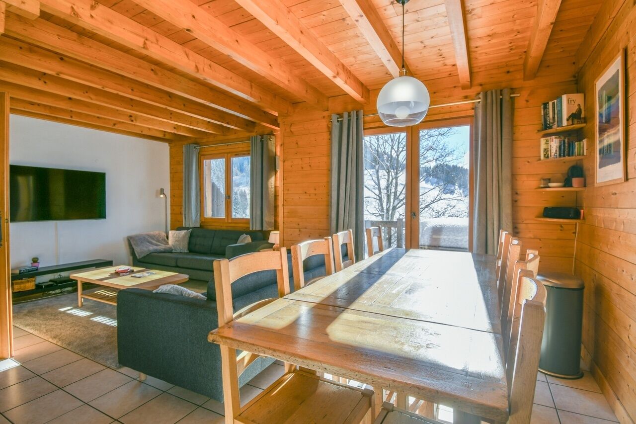 تلفزيون، مدفأة، ستيريو