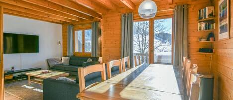 Télévision, cheminée, chaîne hi-fi