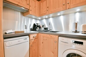 Fridge, oven, dishwasher, coffee/tea maker