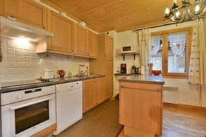 Kjøleskap, mikrobølgeovn, ovn og oppvaskmaskin