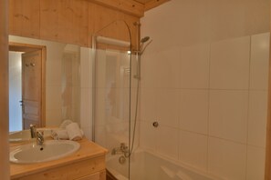 Kostenlose Toilettenartikel, Haartrockner, Handtücher
