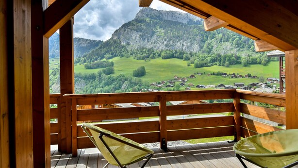 A wooden deck with a view of a mountainous landscape. - Refuge Le Gypaète G6 (Le Grand Bornand)