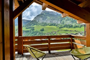 A wooden deck with a view of a mountainous landscape. - Refuge Le Gypaète G6 (Le Grand Bornand)