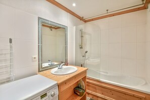 Kostenlose Toilettenartikel, Haartrockner, Handtücher