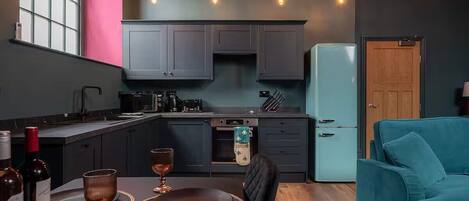 Réfrigérateur, micro-ondes, four, plaque de cuisson