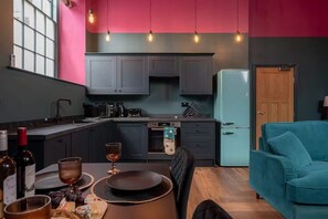 Fridge, microwave, oven, stovetop - Charming Chapel Apartment in Barnard Castle (County Durham)