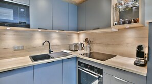 Kjøleskap, mikrobølgeovn, ovn og oppvaskmaskin