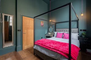 2 عدّة غرف نوم ومكواة/لوح كي وخدمة الإنترنت وملاءات أسرّة