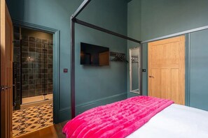 2 عدّة غرف نوم ومكواة/لوح كي وخدمة الإنترنت وملاءات أسرّة