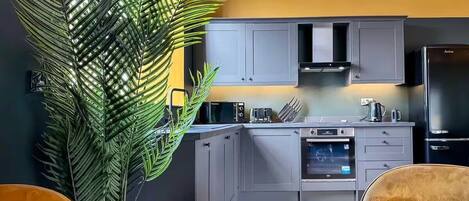 Réfrigérateur, micro-ondes, four, plaque de cuisson