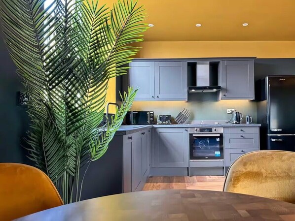 Fridge, microwave, oven, stovetop