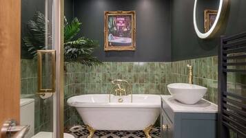 Secador de pelo, toallas