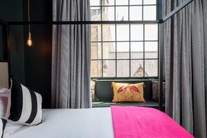 2 عدّة غرف نوم ومكواة/لوح كي وخدمة الإنترنت وملاءات أسرّة