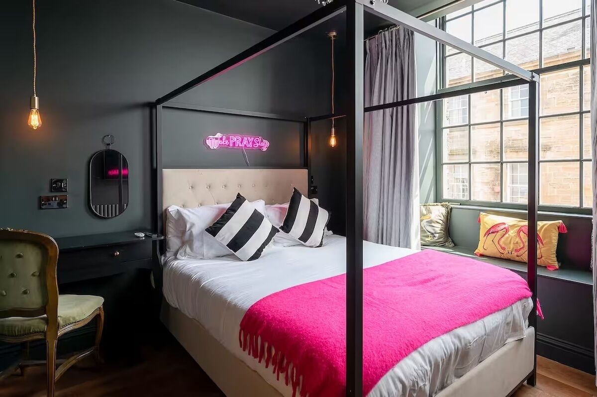 2 多间卧室、熨斗/熨衣板、上网接入、床单