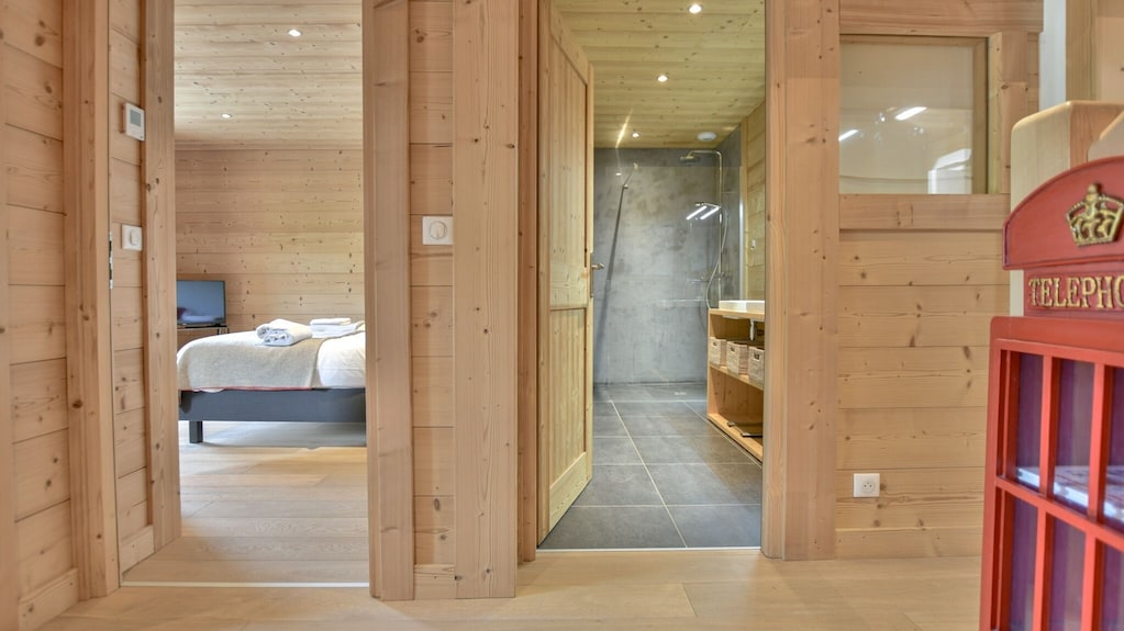 Chalet Le Gypaete - Five Bedroom Chalet, Sleeps 10 - Le Chinaillon