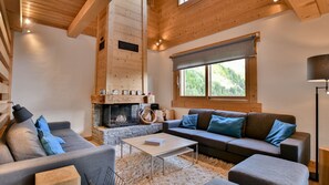 Fernseher, Kamin, Stereoanlage