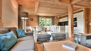 TV, fireplace, stereo - Chalet Le Gypaete - Five Bedroom Chalet, Sleeps 10 (Le Grand Bornand)