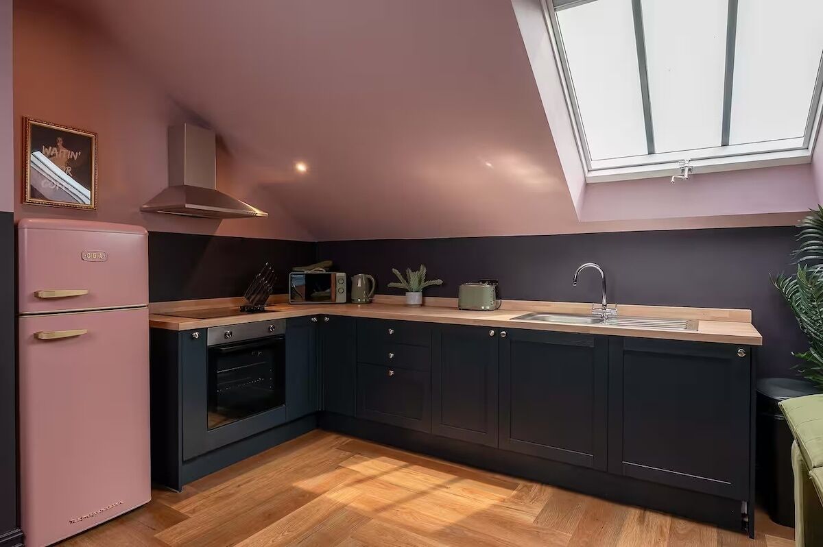 Kjøleskap, mikrobølgeovn, kokeplater og oppvaskmaskin