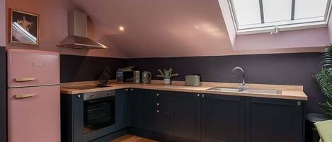 Réfrigérateur, micro-ondes, plaque de cuisson, lave-vaisselle